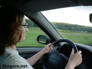 Conduisant sur une route du Jura